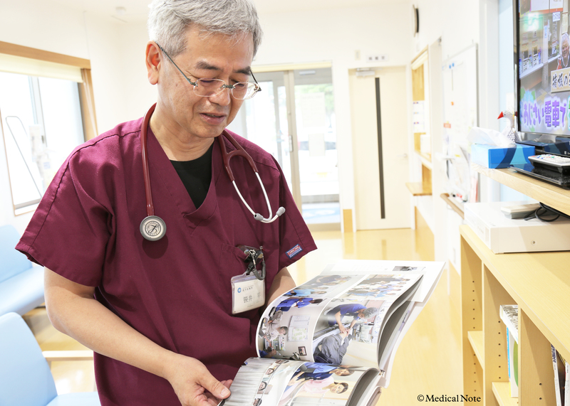 先生がアルバムをご覧になっている写真