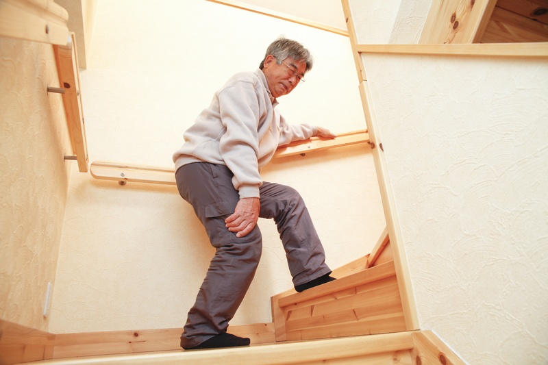 高齢男性が階段をのぼっているようす