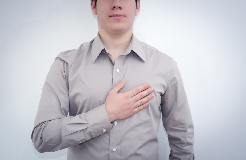 胸に手を当てている人