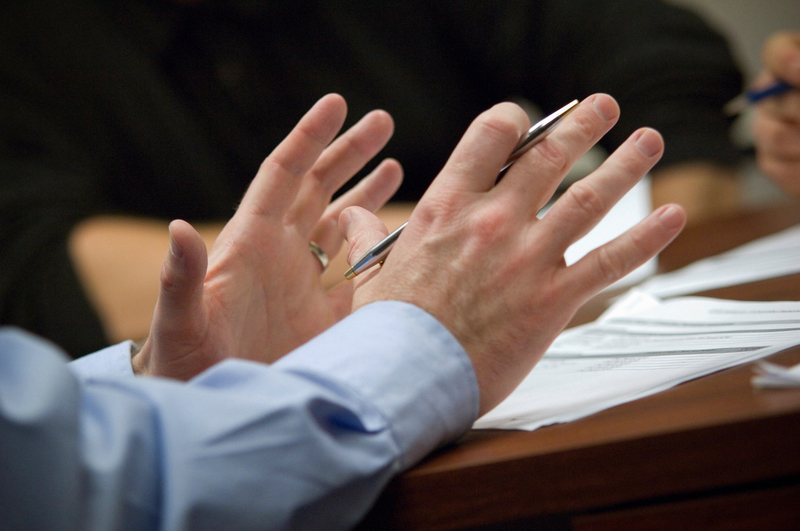 議論している人たち