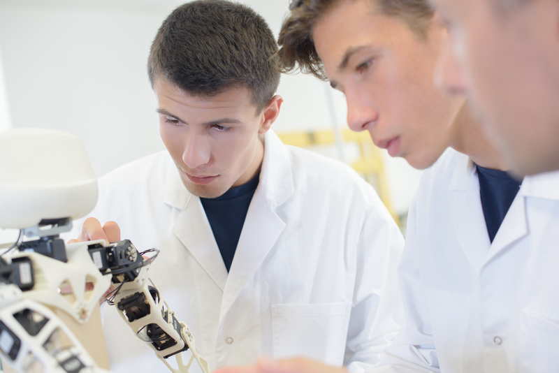 学生が機器の開発をしている様子