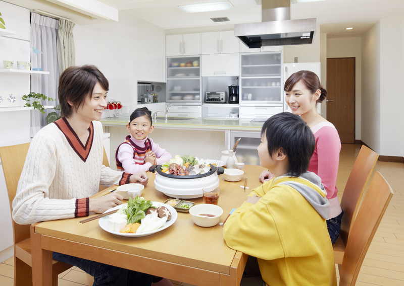 家族が話している姿