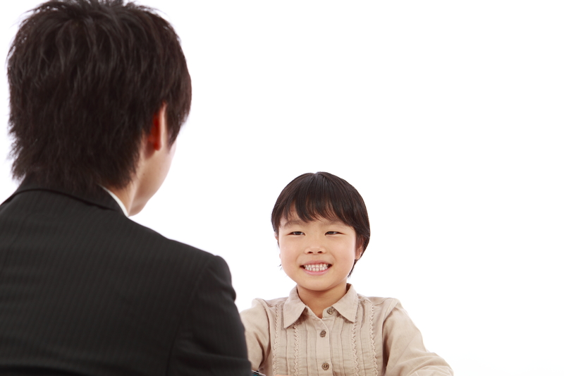 教師と一対一で話している子ども