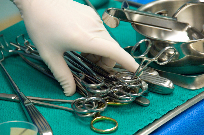 手袋をした医師の手