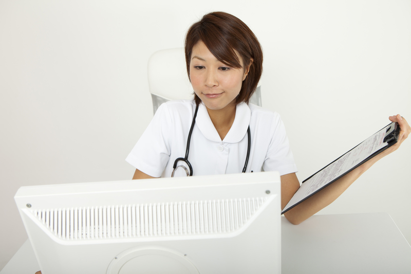 仕事している看護師