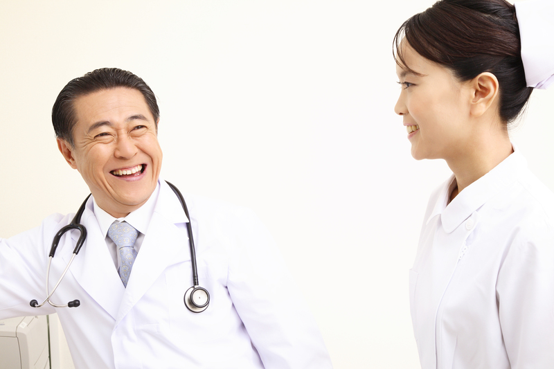 医師と看護師が笑っている画像