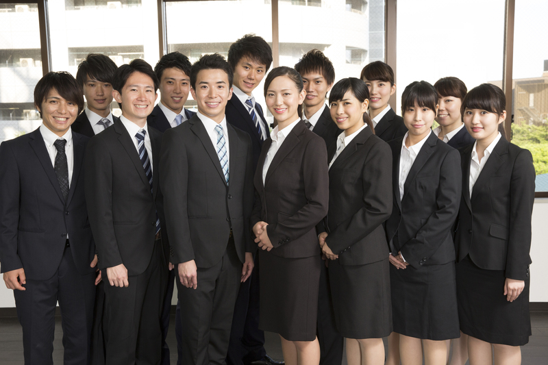 社会人が沢山集まっているようす