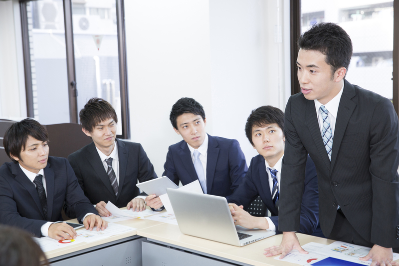 社会人がディスカッションしているようす