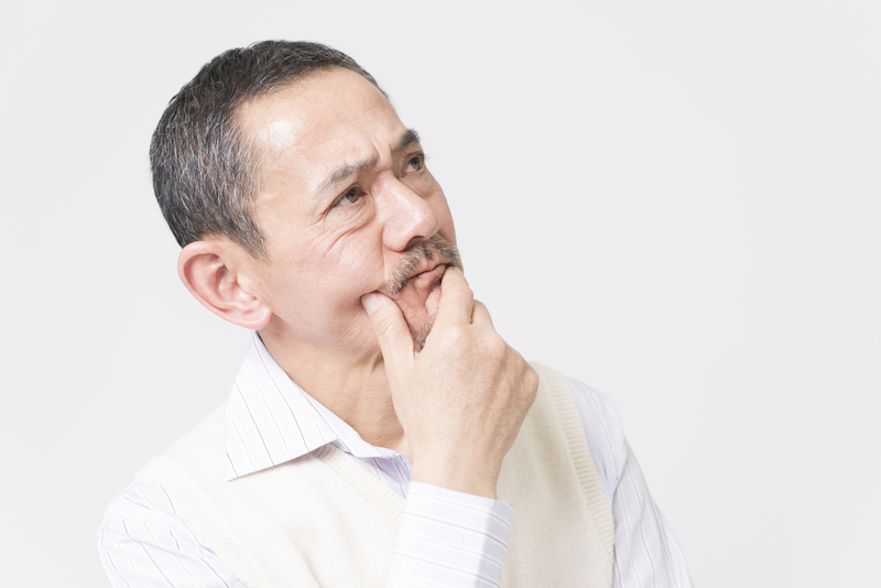 首を傾げている人