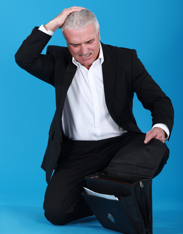 焦って何かを探している男の人