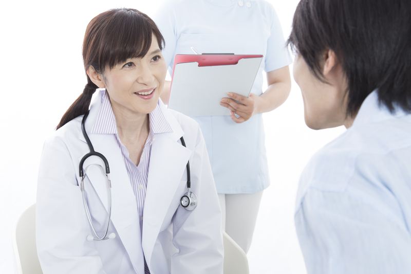 診察を受ける男性