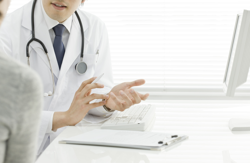 医師の診察を受ける患者さん