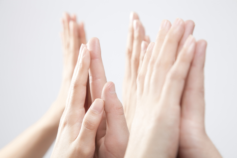 手のひらを合わせる