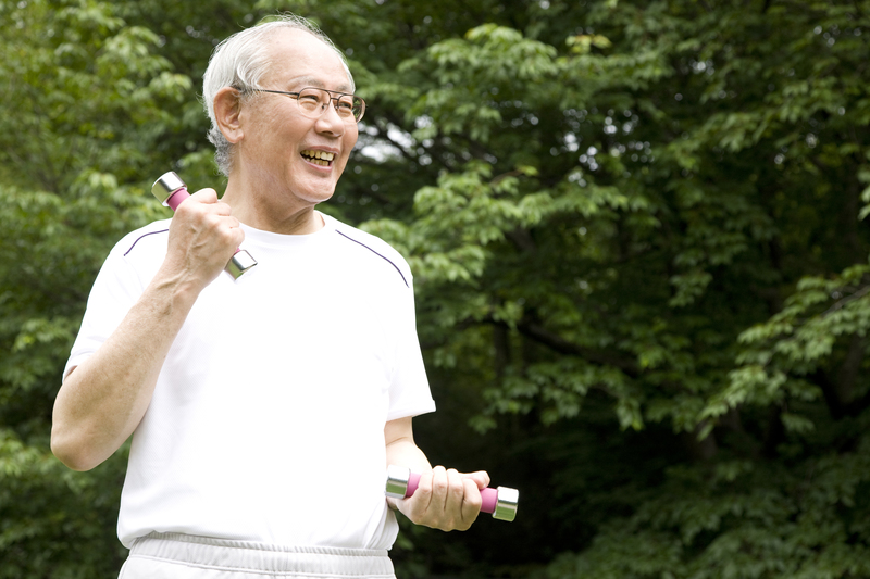 元気に運動する高齢者