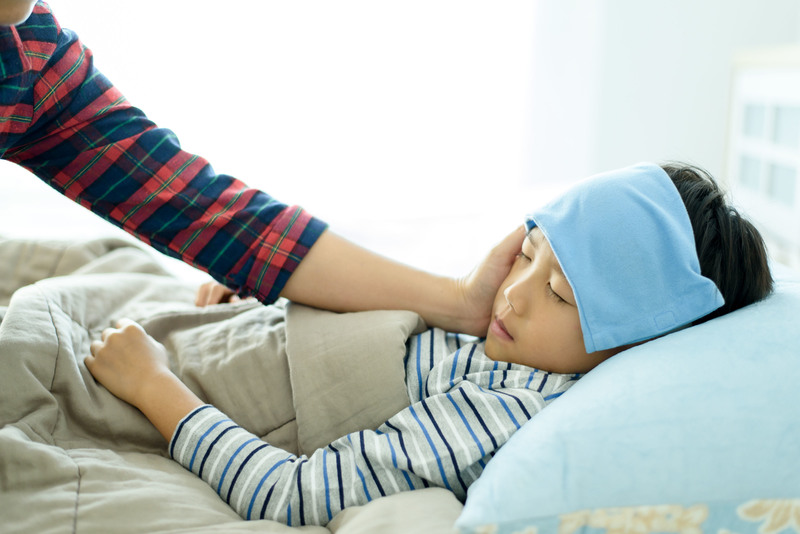高熱で寝込んでいる子ども