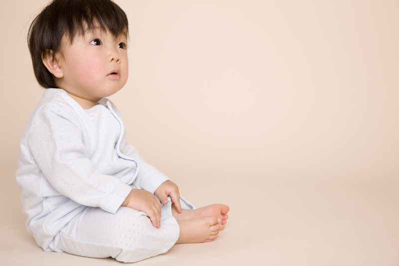 おすわりをしている赤ちゃん