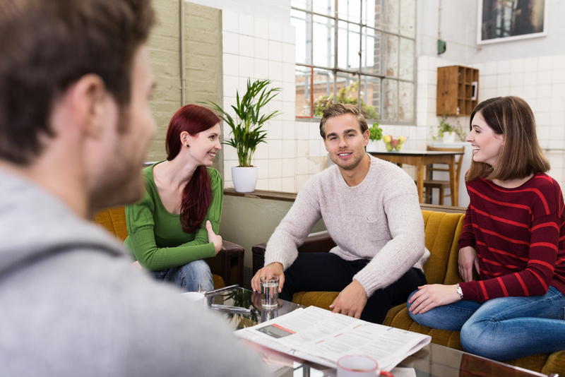 複数人で会話している大人たち