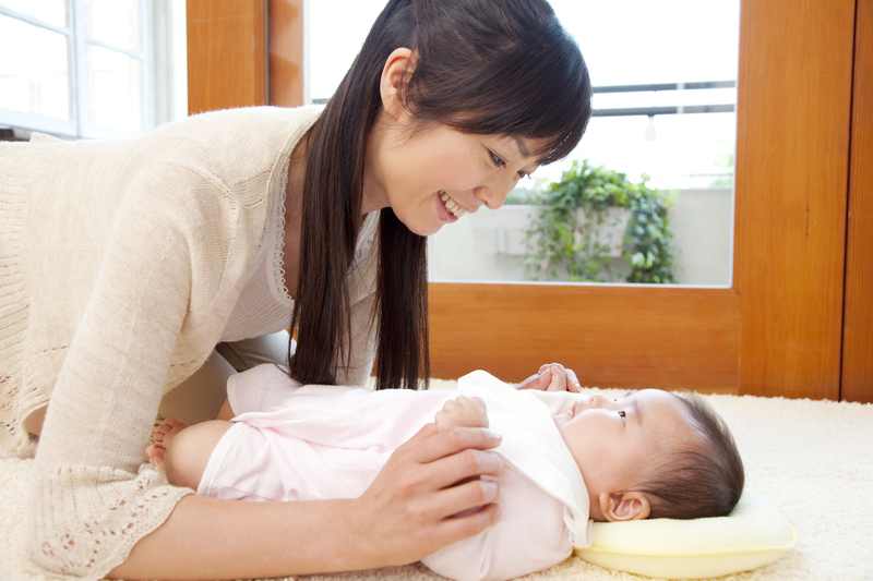 赤ちゃんと向き合うお母さん