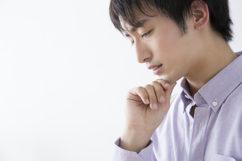 一人で悩んでいる男性