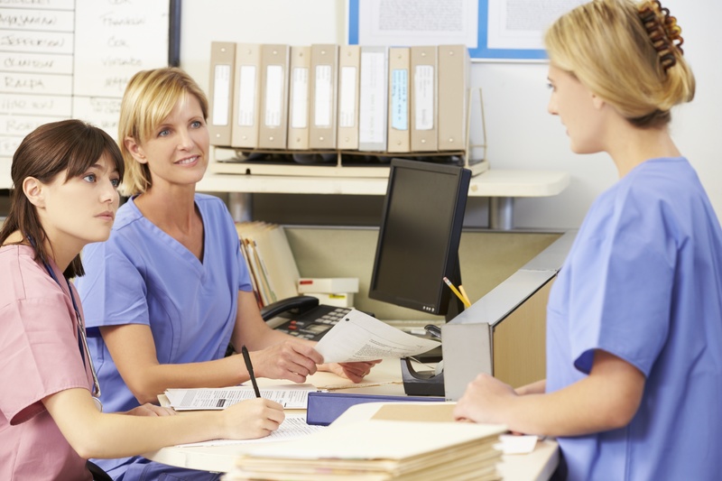 看護師さんが何かを話し合っている