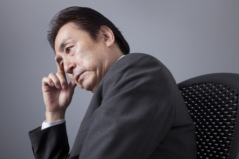 困っている４０～５０代くらいの人