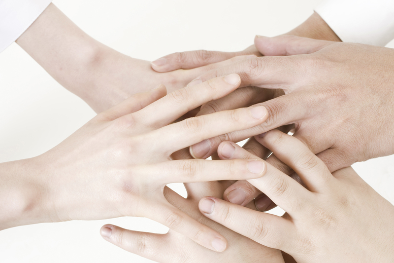 手と手を合わせる