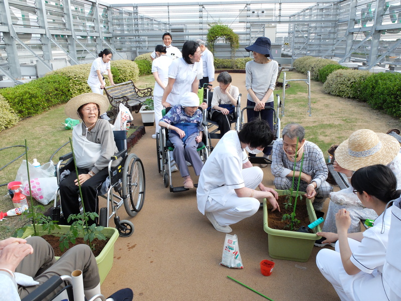 図３　回復期リハビリ病棟の屋上庭園にて