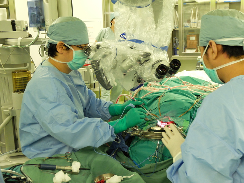 （図５）河野脳外科部長の手術風景