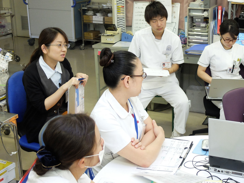 （図 6）病棟にて多職種によるカンファレンス