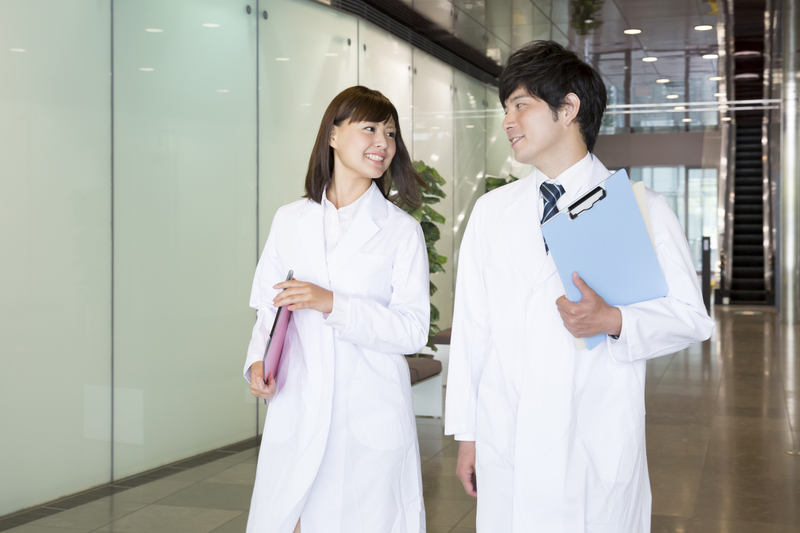 医師らが生き生きと病院内で働いている様子