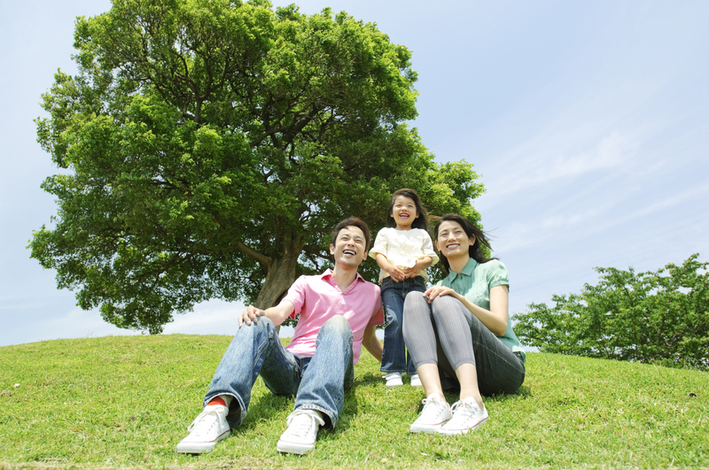 笑顔のお父さんお母さん、小さな子ども