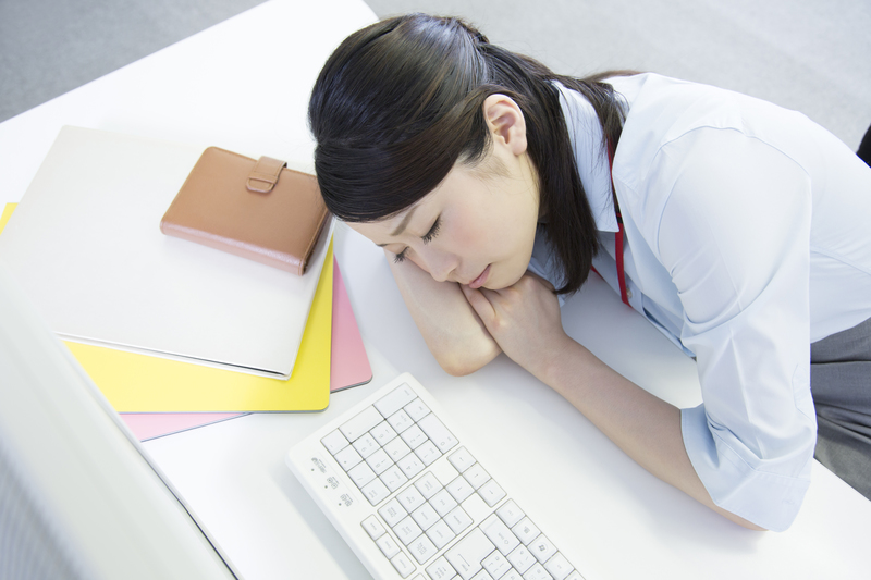 疲れてぐったりしている女性