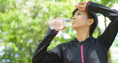 熱中症の予防・治療には何を飲めばいい？水分だけではダメ