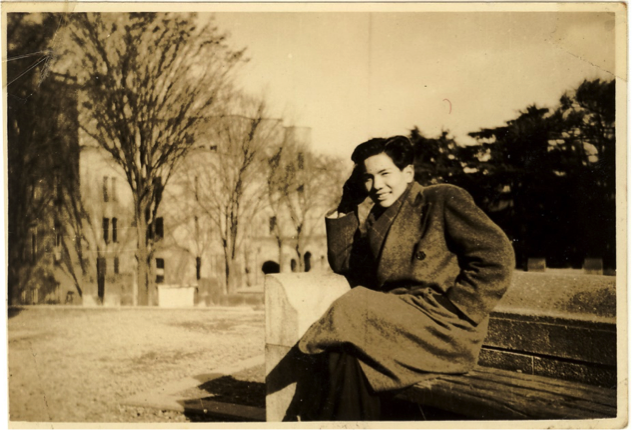 東京大学医学部学生時代のベンチに座る高久史麿先生のお写真