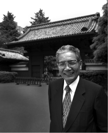 東大赤門前での高久史麿先生のお写真