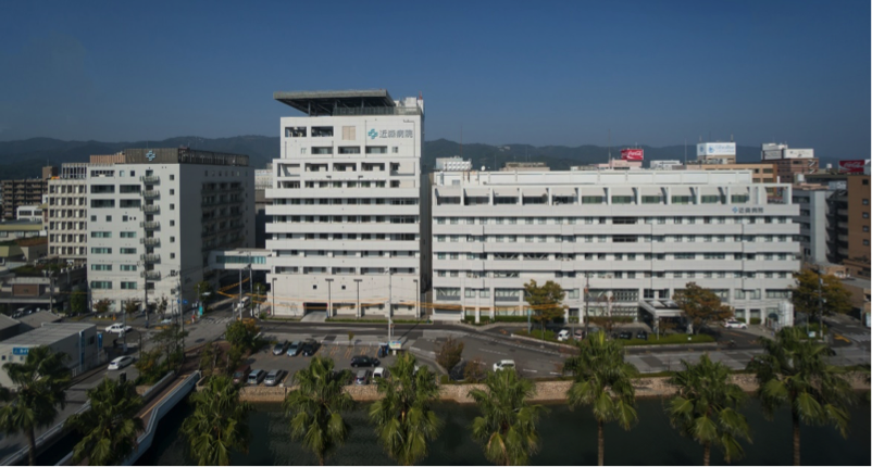 近森病院の本館と外来センターの外観