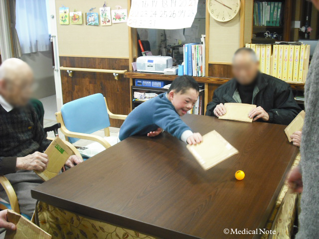 入居者と子供とのふれあい