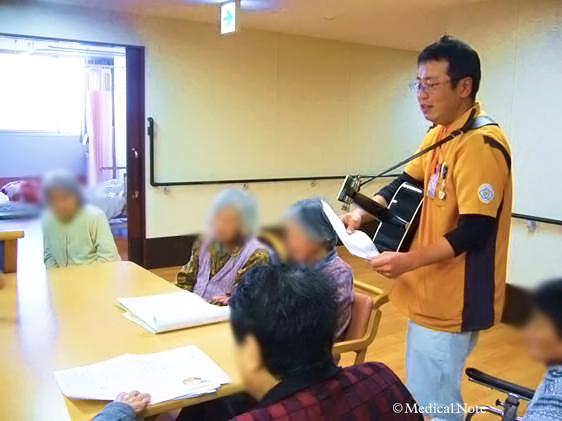 認知症の患者さんと職員のふれあい