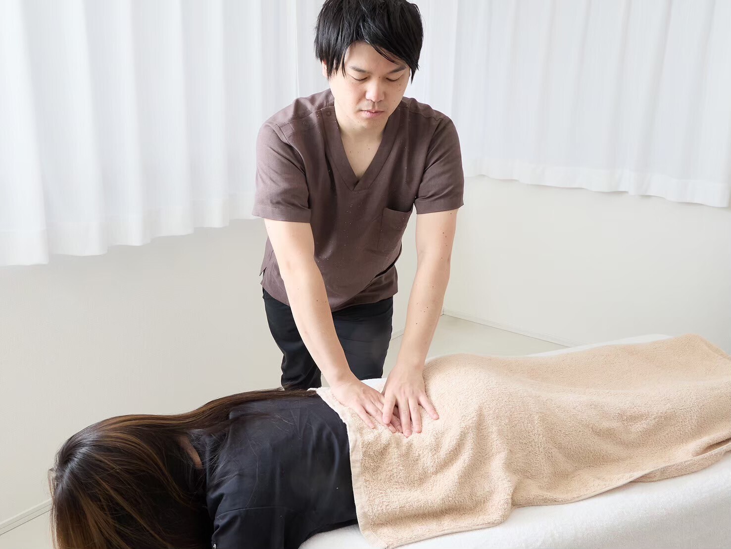 【ぽっこりお腹も姿勢も◎】腸もみ整体×猫背矯正 ¥8,000（80分）
