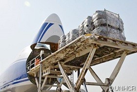 イラクのクルド人自治区にあるエルビルに到着後、重要な救援物資が運び出されるUNHCRのチャーター機ボーイング747