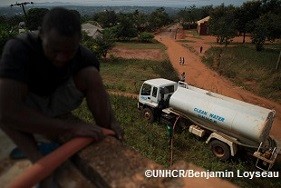 タンザニアのカグンガ地区にて、UNHCRはトラックできれいな水を運び込むなどのコレラ対策にあたっています