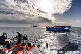 2014年に難民と移民で埋め尽くされたボートを地中海で救助したイタリア海軍。2015年に入ってからこれまでに、2100人以上の人々が、混み合いすぎたもろい船でヨーロッパへ渡ろうとして、命を落とした。