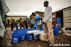 南スーダンの西エクアトリア州で国内避難民のための救援物資を分類するUNHCR職員。