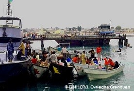 イエメンからの難民を乗せたボートをオボックの港に護送するジブチの沿岸警備艇