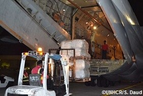 戦争で荒らされたイエメンに援助物資を運ぶ最初のUNHCRフライトは5月15日金曜日にサナアに着陸した。さらに4機のフライトが、毛布と調理用品と敷布をドバイのUNHCRから運ぶ。