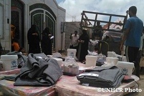 イエメンのアル=ブレイカ郡で、マットレスや毛布をはじめとする救援物資を国内避難民に配布。