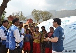 現地の状況を視察しているUNHCR職員