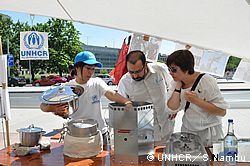 UNHCRジュネーブ本部事務所前にて省エネかまどを紹介