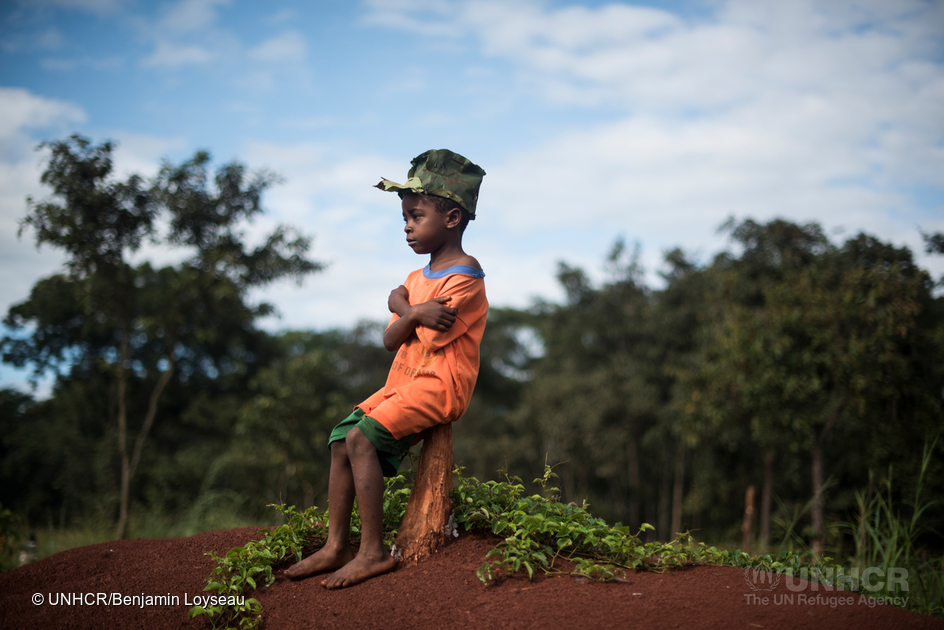 Jehovaness Tsinzi, 6 years old, proudly wear a hat made of avocado leaves by Ibrahim. He gives them out for free to children in the camp. More than a quarter of a million Burundians have fled in neighbouring countries since april 25th 2015, most of them-135 000- to Tanzania. Nduta refugee camp is located in the North West Province and can barely provide shelter, household items, latrines and showers to every refugee.