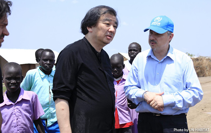 写真:UNHCR職員等と話す坂氏